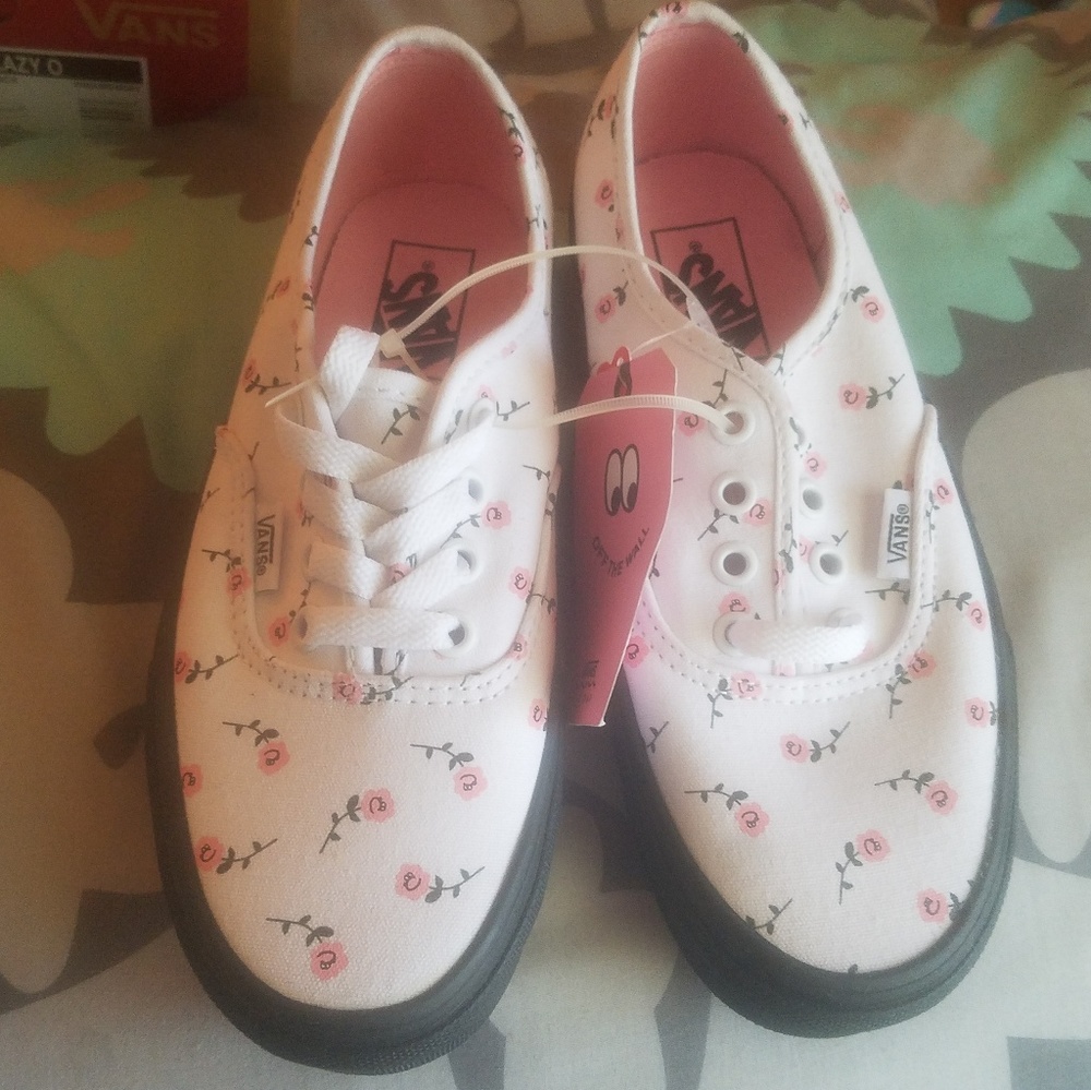 Lazy Oaf x Vans flower shoes
Size 5.5